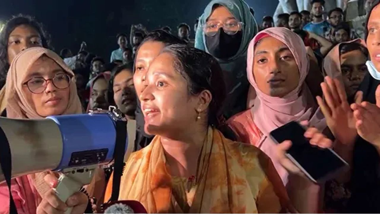 ঢাবিতে হল রাজনীতি বন্ধের দাবিতে মধ্যরাতে মিছিল করছে শিক্ষার্থীরা। আপনি কী চান?

